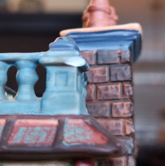 Dept 56 Dickens Village Leeds Oyster House - Picture 5 of 13